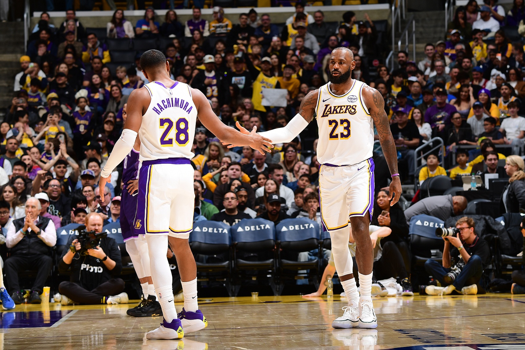 开云体育官网-八村塁：教练组专门找东詹沟通多传球 他们听进去了 篮球就该这样