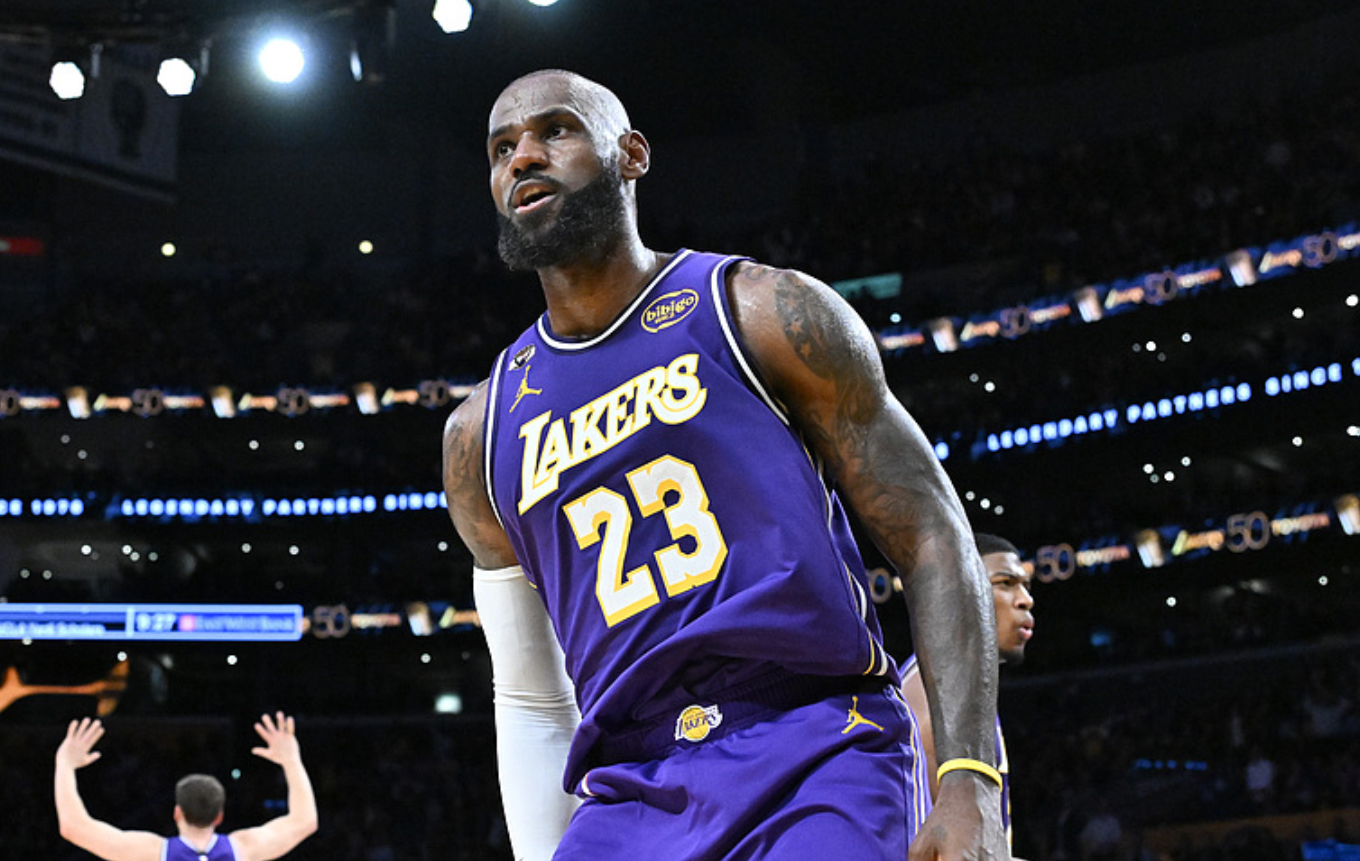 开云体育官网-就在今天！詹姆斯打破尘封22年NBA纪录，登顶历史第一