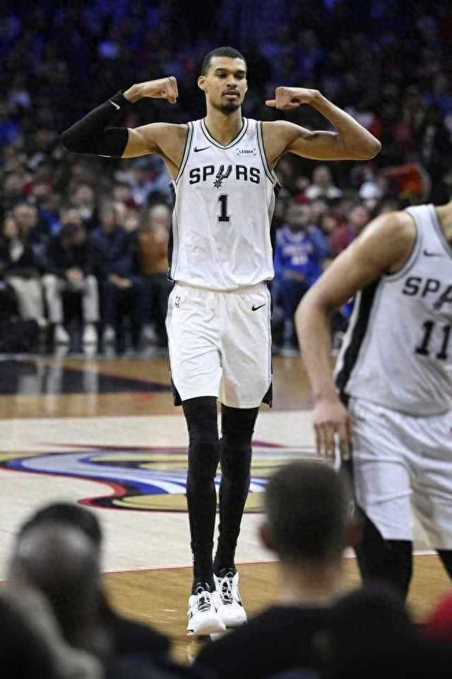 开云-马刺8人上双大胜费城40分！文班6封盖送火锅盛宴 抢MVP还要冲冠|文班亚马|佩恩|圣安东尼奥马刺队|俄克拉荷马雷霆队|泰雷塞·马克西_新浪体育_新浪新闻